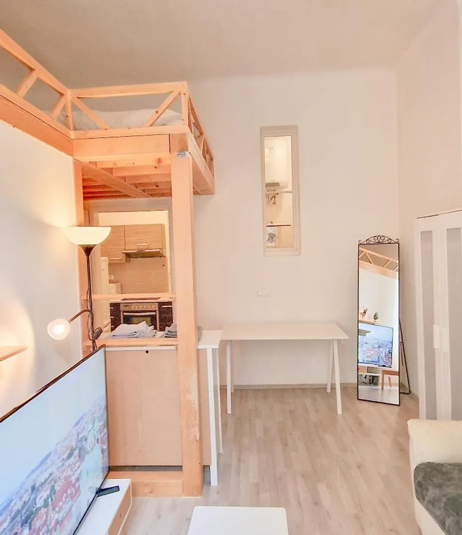 Cozy Karlin Loft City Center 프라하 0*,  체코